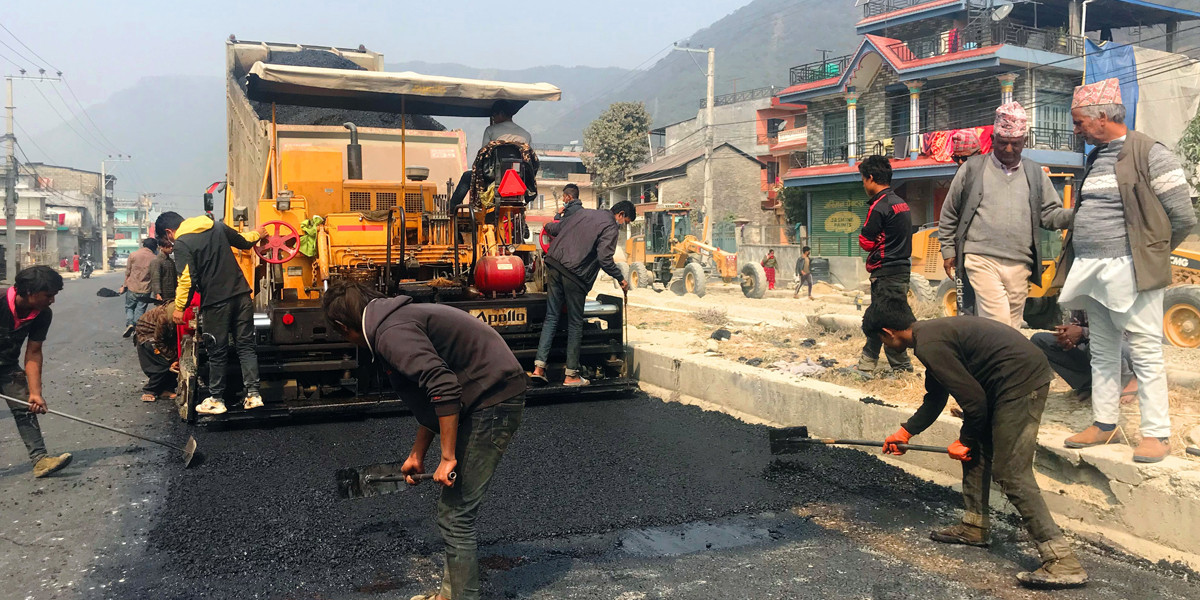 मध्यपहाडी लोकमार्गको पोखरा–बागलुङ खण्डमा धमाधम कालोपत्र